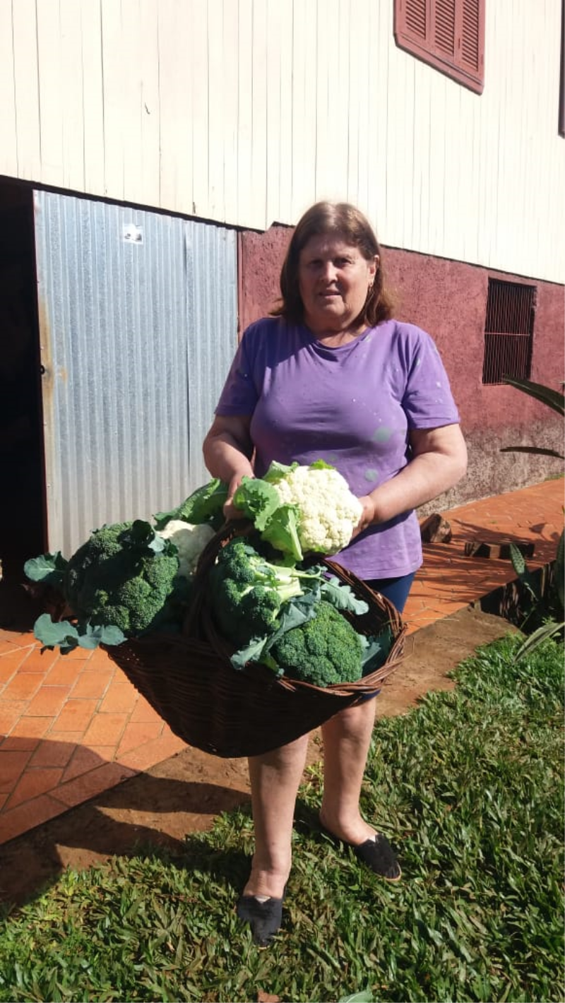 AGRICULTORAS EFETUAM DOAÇÃO PARA MERENDA ESCOLAR.